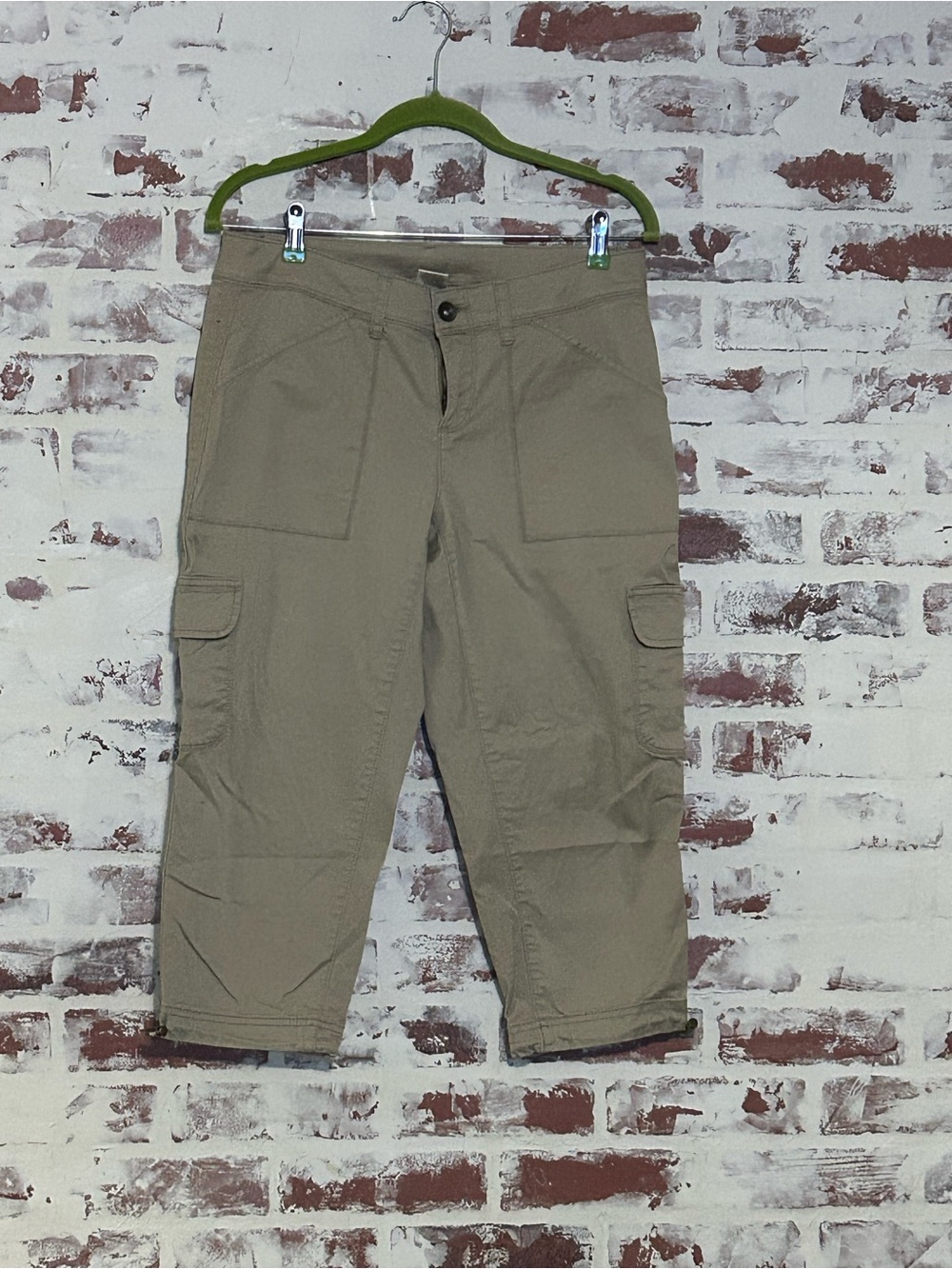 Women’s Capri Cargo Pants in Khaki